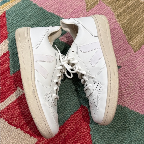 Veja Sneakers - Picture 9 of 15